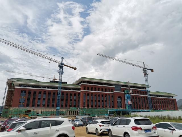 工期歷經一年時間,項目工程內容是現代新型的建筑材料---高性能泡沫