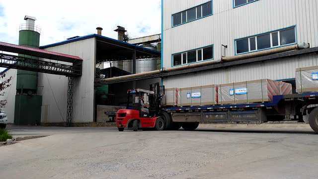 白山市東北亞新型建筑材料有限公司紙面石膏板裝車發(fā)貨